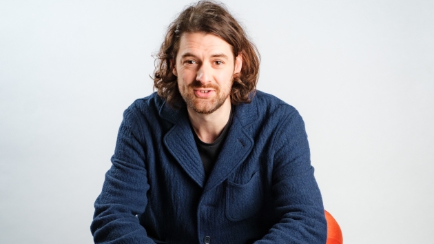 "Was passiert, wenn wir versuchen, Dinge anders zu machen?" - Dr. Johnny Drain ist Co-Gründer des Food-Tech-Unternehmens WnWn Food Labs. Das in London ansässige Food-Tech-Start-up lancierte 2022 seine ersten kakaofreien Schokoladenprodukte - Quelle: WnWn, Caitlin Isola Caprio